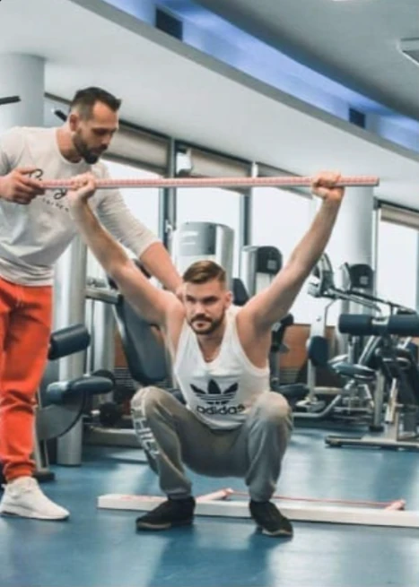 Pavol Turcaník vedie klienta počas FMS pohybového screeningu